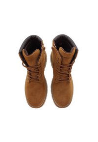 Botas de ante marrón con diseño de cordones, cuello acolchado y suelas de goma, con una cremallera en el lateral para facilitar el uso. Parte superior texturizada.