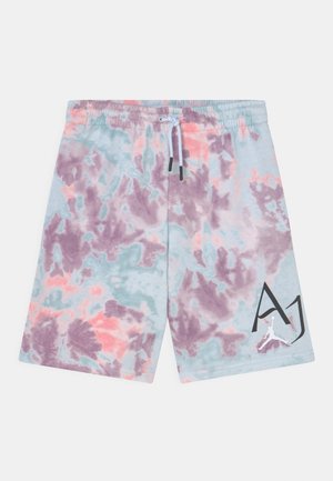 Jasnoniebieskie, fioletowe i różowe szorty tie-dye z elastycznym pasem, sznurkiem i czarnym napisem "AJ" z białym logo Jumpman na lewej nogawce.