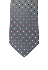 Cravatta con motivo a scacchi con piccoli punti rossi e azzurri su uno sfondo grigio scuro, realizzata in tessuto intrecciato, con punta a forma appuntita.