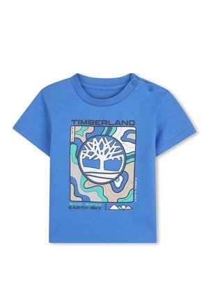 Blauw katoenen T-shirt met een grafisch ontwerp met het Timberland-logo, abstracte vormen in groen en beige, en drukknoopsluitingen op de schouder.