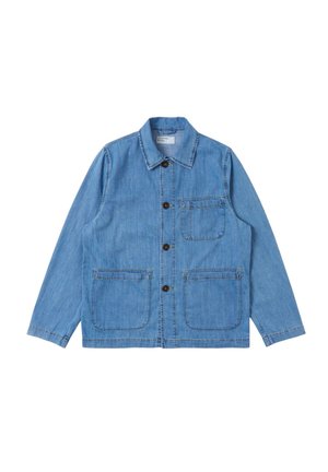 Giacca in denim azzurro chiaro con colletto, quattro bottoni marroni, tre tasche applicate frontali e maniche lunghe.