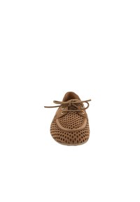 Chaussure à lacets en daim marron avec un motif perforé sur le bout et les côtés, vue de face sur un fond blanc.