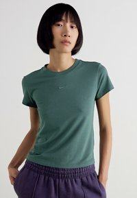 Nike Sportswear Navadna majica - vintage green