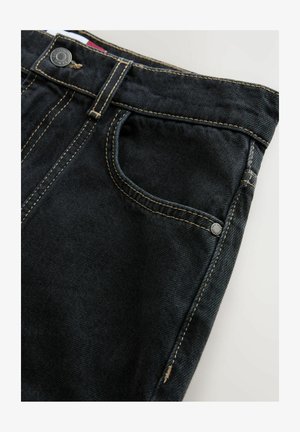 Mörka denimjeans med en framficka, kontrasterande sömmar och metallknappstängning. Slät textur och avsmalnande design.