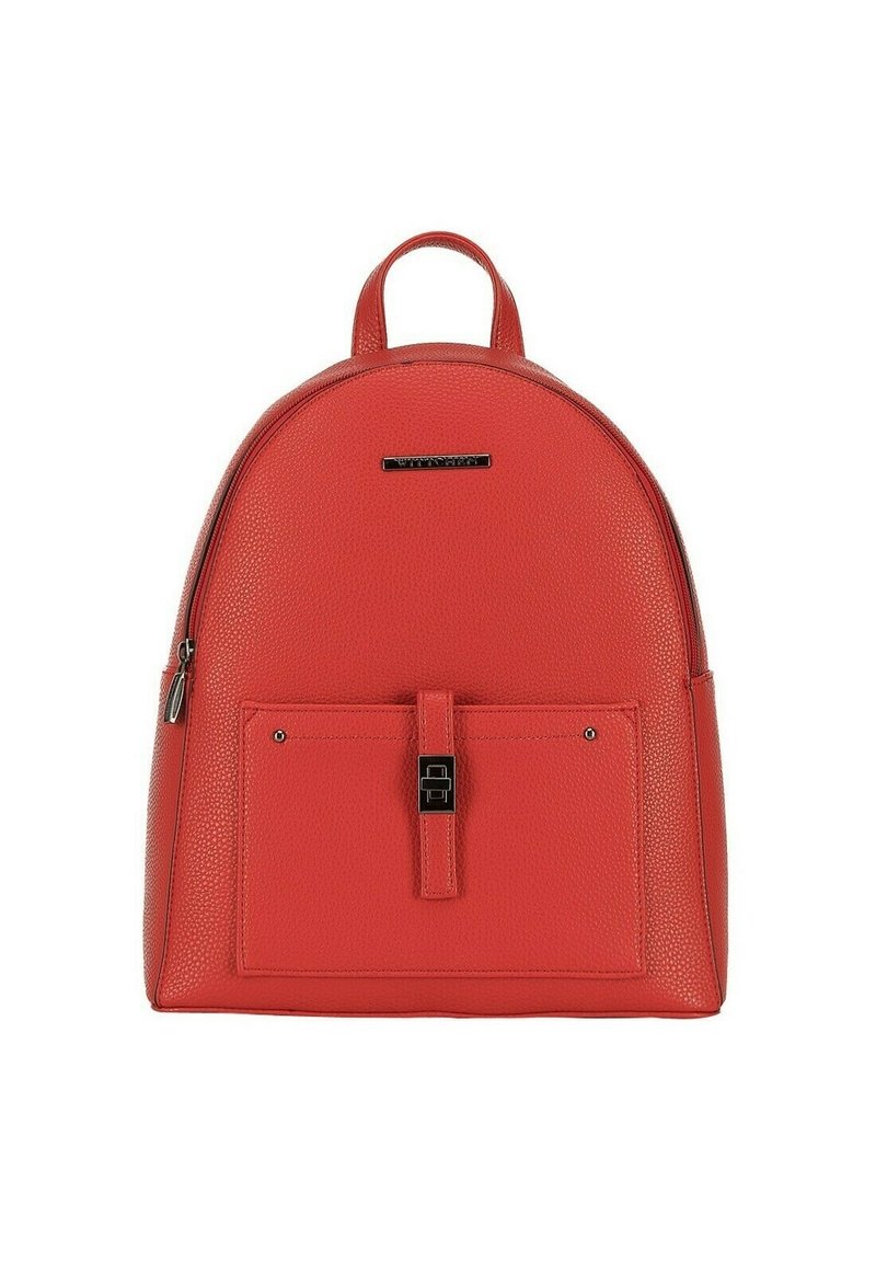 Sac à dos en cuir rouge avec un design arrondi, surface texturée, poche avant fermée par une boucle et une poignée supérieure pour le transport.