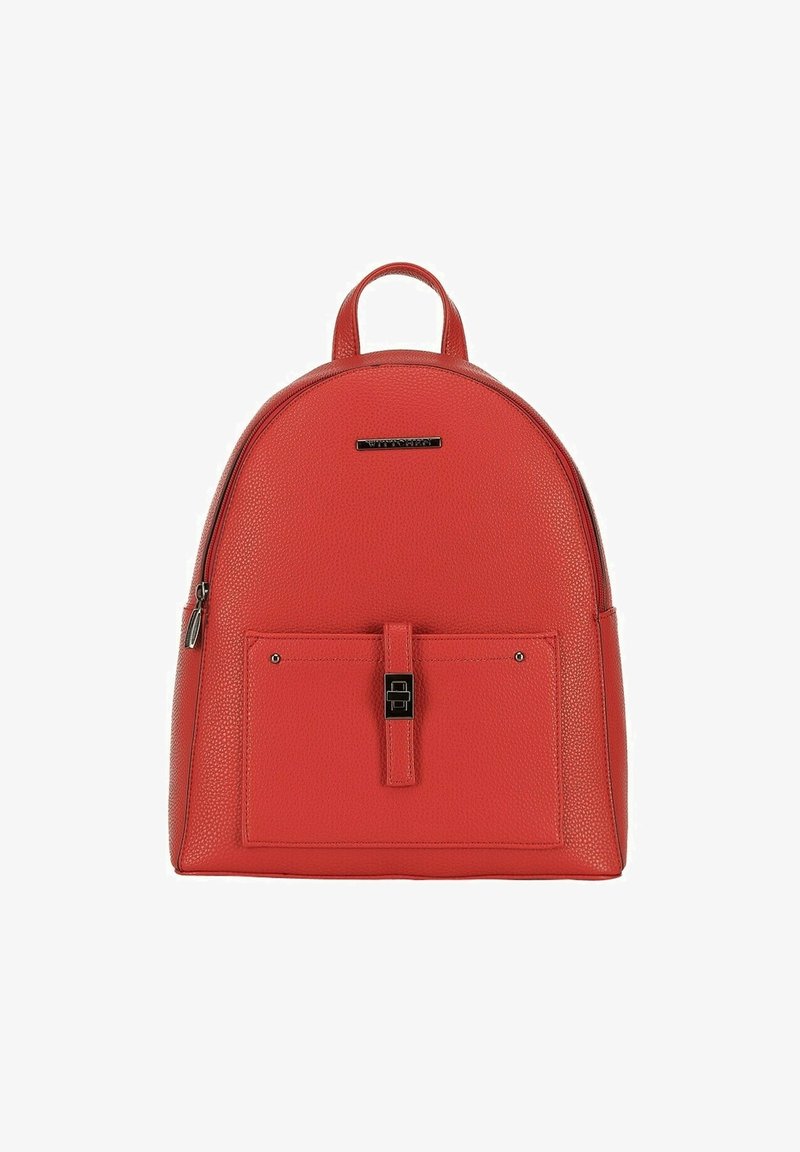 Sac à dos en cuir rouge avec un design arrondi, surface texturée, poche avant fermée par une boucle et une poignée supérieure pour le transport.