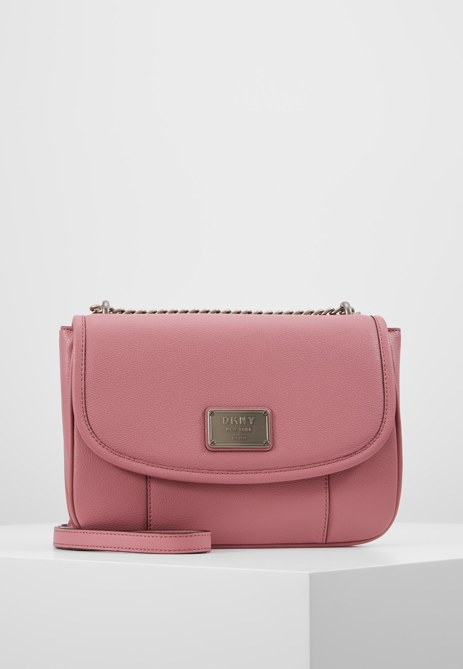 DKNY COLUMBUS SHOULDER FLAP Håndveske canyon rose DKNY COLUMBUS SHOULDER FLAP Håndveske canyon rose
