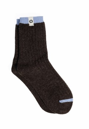 Paire de chaussettes côtelées marron foncé avec bord-côte bleu clair et rayure à l’orteil, avec une petite étiquette blanche du logo sur le bord-côte.