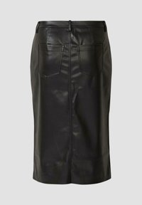 Zwarte leren rok met een rechte snit, achterzakken en een centrale naad aan de achterkant. Soepele textuur met een glanzende afwerking.