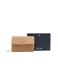 Cartera de cuero beige con superficie texturizada, que cuenta con un cierre magnético y un logo en la parte delantera, junto a una caja de marca azul.