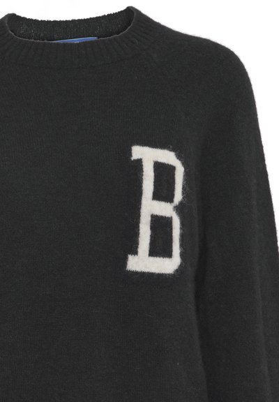 Zwarte wollen trui met een witte "B" gebreid op de linkerkant van de borst, met een geribbelde halslijn en een zachte structuur.