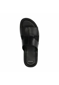 Schwarze Leder-Slidesandale mit minimalistischem Design, ausgestattet mit zwei breiten Riemen und einer strukturierten Sohle. Keine sichtbaren Beschläge oder Verzierungen.