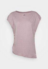 Camiseta de manga corta, color rosa claro, hecha de algodón suave, con un escote redondeado y un dobladillo ligeramente asimétrico.