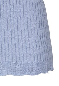 Maglione azzurro chiaro lavorato a maglia con un motivo testurizzato di sezioni sollevate e un orlo a onda, che mette in risalto un aspetto morbido e intrecciato.