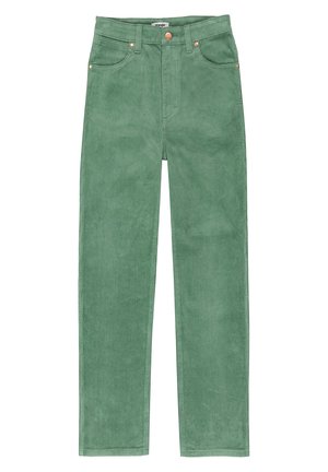 Zielone spodnie ze sztruksu o prostych nogawkach, zapinane na guzik i suwak, z pętlami na pasek oraz pięciokieszeniowym designem na białym tle.