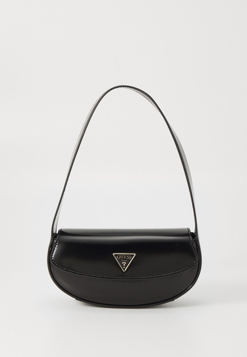 Μαύρη, ημι-ματ τσάντα χειρός με καμπυλωτό σχήμα, επάνω χερούλι και χρυσό τριγωνικό λογότυπο. Λείο υλικό με ραφές.