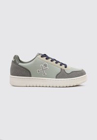 Zapatillas de hombre con una combinación de colores en verde claro y gris, hechas de materiales suaves y texturizados, con cordones azul marino y un detalle del logo.