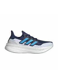 Námořnické modré sportovní boty se světle modrými akcenty, síťovaným svrškem a tlustou bílou podrážkou označenou "LIGHT BOOST." Obsahují design se třemi pruhy.