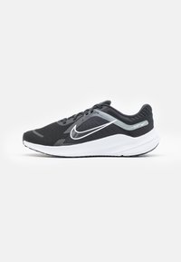 Nike Performance - QUEST 5 - Neitrāli skriešanas apavi - black/white/smoke grey/dark smoke grey Miniatūras attēls 1