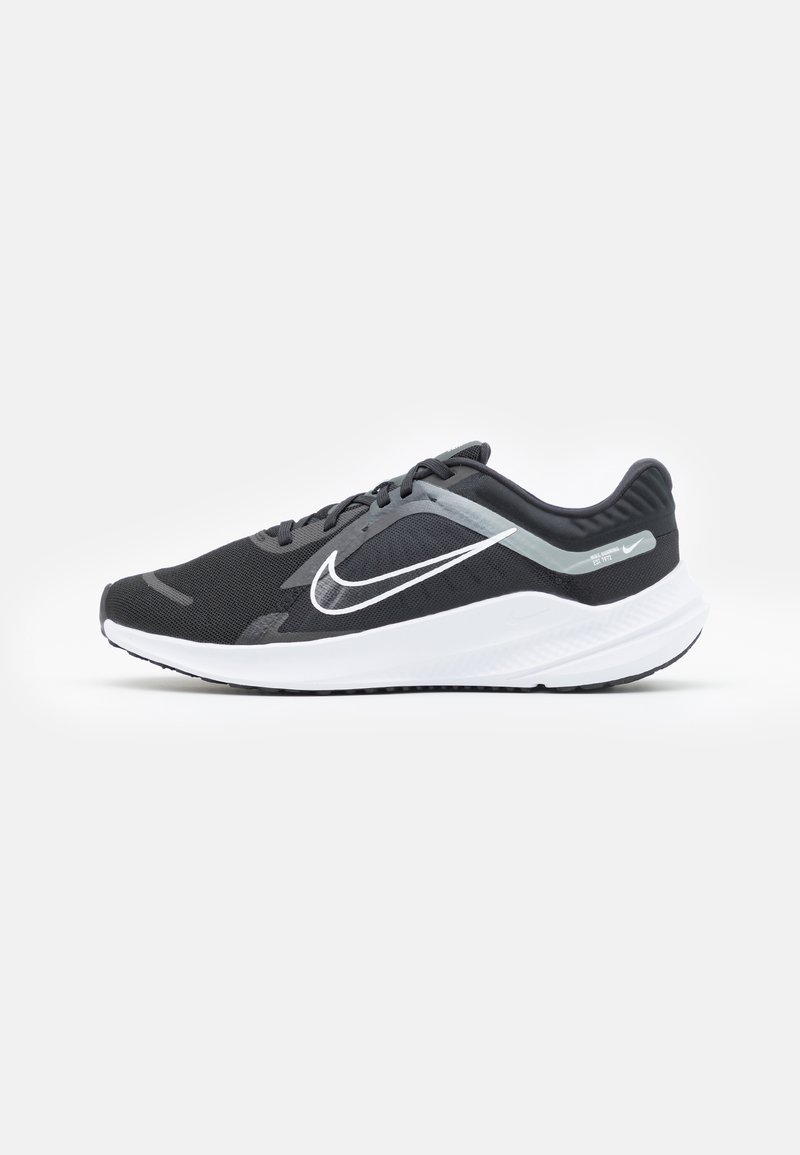 Nike Performance - QUEST 5 - Neitrāli skriešanas apavi - black/white/smoke grey/dark smoke grey, Palielināt