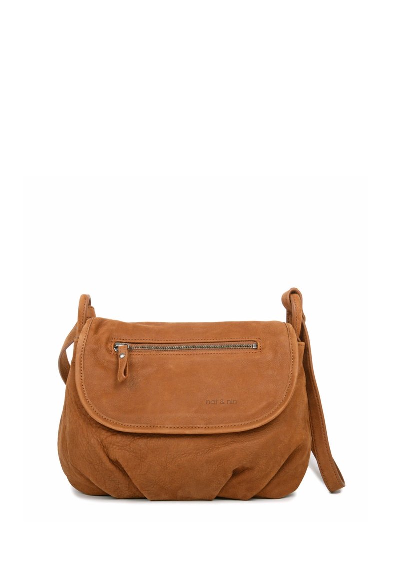 Sac porté croisé en daim marron avec une poche avant zippée. Comprend un rabat arrondi, un corps texturé et une sangle ajustable. Fini lisse.