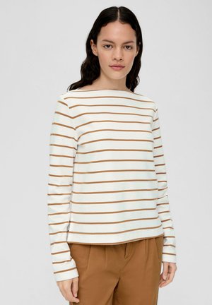 Haut blanc à manches longues avec des rayures horizontales marron, doté d'un col bateau et d'une coupe décontractée, associé à un pantalon marron.