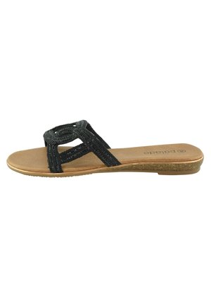 Flad brun sandal med tekstureret sål og sorte flettede remme, der krydser over foden, åben tå og slip-on stil.