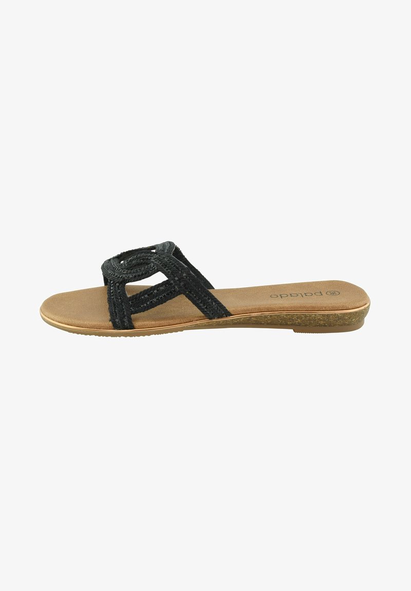 Sandale plate marron avec semelle texturée et brides noires tissées qui croisent le pied, bout ouvert et style slip-on.