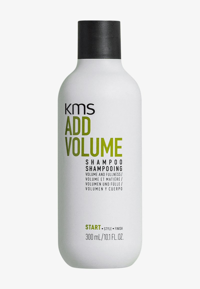 KMS Add Volume Shampoo in einer weißen Plastikflasche mit schwarzem Deckel. Das Etikett zeigt grüne und schwarze Schrift, die die Volumen-Vorteile und die Inhaltsgröße beschreibt.