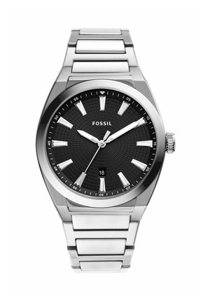 Herrenarmbanduhr von Fossil aus Edelstahl mit schwarzem strukturiertem Zifferblatt, silbernen Stundenmarkierungen, drei Zeigern und Datumsfenster bei 6 Uhr.