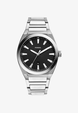 Herrenarmbanduhr von Fossil aus Edelstahl mit schwarzem strukturiertem Zifferblatt, silbernen Stundenmarkierungen, drei Zeigern und Datumsfenster bei 6 Uhr.