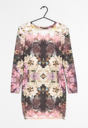 Dopasowana sukienka z długim rękawem z symetrycznym kwiatowym wzorem w odcieniach różu, bieli, zieleni i ciemnobrązowego, wisząca na czarnym wieszaku.