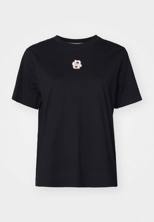 Schwarzes Baumwoll-T-Shirt mit kurzen Ärmeln, rundem Halsausschnitt und einem kleinen gestickten Logo in Weiß und Gold auf der Brust.
