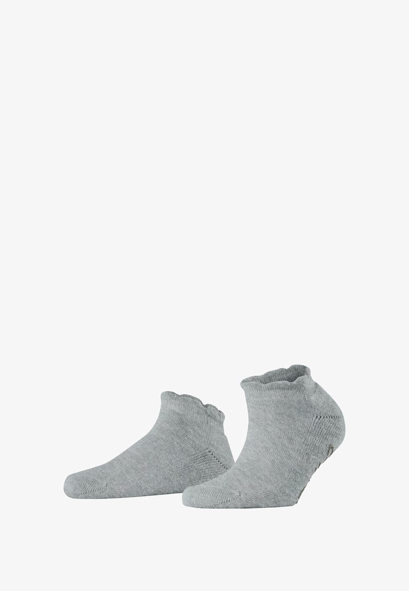 Graue Knöchelsocken mit einem gewellten oberen Rand, aus weichem Material gefertigt, das über eine gerippte Textur sowie verstärkte Zehen- und Fersenbereiche verfügt.