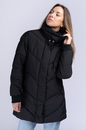 Manteau en duvet noir avec un col haut, une fermeture éclair à l'avant et des poignets côtelés. Doté d'un motif en chevrons et de détails à cordon au niveau du cou.