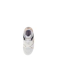 Sneaker in pelle bianca con accenti dorati, punta rotonda, tomaia perforata e spesse laccetti bianchi. Logo visibile sulla linguetta e sul lato.