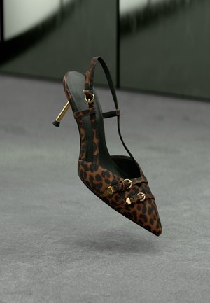 Pointed-toe slingback heel in a leopard print fabric, featuring gold hardware accents and a black sole. 5 cm stiletto heel.