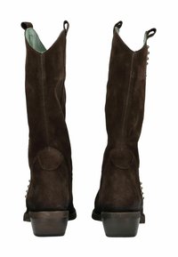 Bruine suède enkellaarsjes met een lichtpunten teen, decoratieve knopen langs de zijkant en een lage blokhak. Eenvoudig, strak ontwerp.