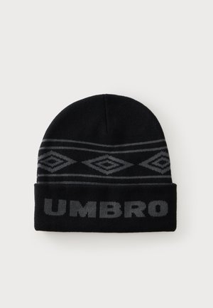 Crna presavijena kapa s sivim geometrijskim uzorkom rombova i tekstom "UMBRO" na rubu.