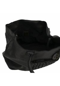Bolso de mano de cuero negro con textura entrelazada, parte superior abierta y bolsillo interior con cremallera. Presenta acabados suaves y mates con un hardware mínimo.