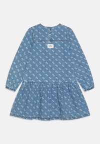 Denimkjole med lange ermer, utsvingt skjørt, hvitt abstrakt mønster, rund hals, knappelukking bak, og merkelapp sydd på halsringningen.