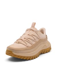 Beige und sandfarbener Sneaker mit dicker, robuster Vibram-Sohle, detaillierten Nähten, Netz-Zunge, Zuglasche und gekreuzten Schnürsenkeln.