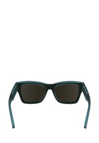 Ochelari de soare rectangulari cu nuanță aqua și lentile închise. Cadru din plastic clar și ușor, cu detalii subtile pe margini și brațe.