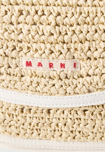 Μπεζ υφαντό υλικό με πυκνή υφή από κόμπους, λευκή ραμμένη ταινία και υφασμάτινη ετικέτα με κόκκινο κείμενο "MARNI".