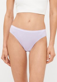 Liliowe majtki bikini z mieszanki bawełny, o gładkiej fakturze i szerokim, elastycznym pasku, z klasycznym krojem i minimalistycznym wzornictwem.