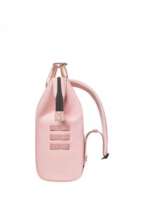 Sac à dos rose avec une texture lisse, doté d'une fermeture éclair noire, d'accents dorés et de trois sangles verticales sur le côté. Forme robuste et structurée.