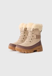 Beige og brune vinterstøvler med tykke gummisåler, snøring foran, sidespenne og myk fleeceforing brettet over toppen.