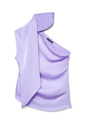 Blouse en satin lavande à une épaule avec un grand détail drapé sur le côté gauche et une étiquette cachée à l'intérieur de l'encolure.