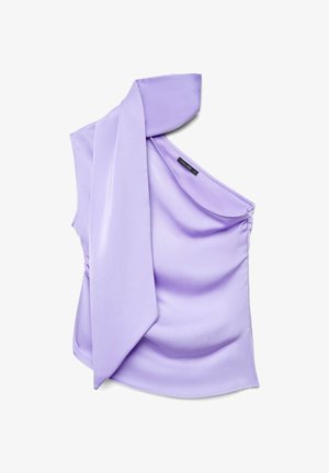 Blouse en satin lavande à une épaule avec un grand détail drapé sur le côté gauche et une étiquette cachée à l'intérieur de l'encolure.