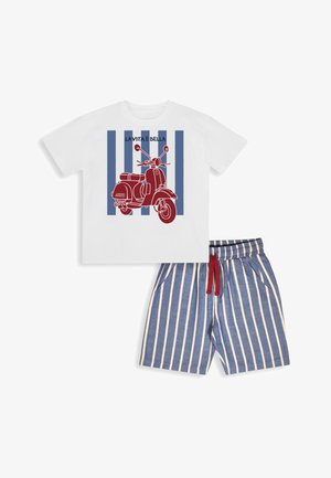 Chemise blanche à manches courtes avec un scooter rouge et des rayures bleues, associée à un short à rayures verticales bleues et blanches avec un cordon rouge.